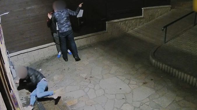 Zhrzený násilník brutálně zkopal dva mladíky před diskotékou v Praze
